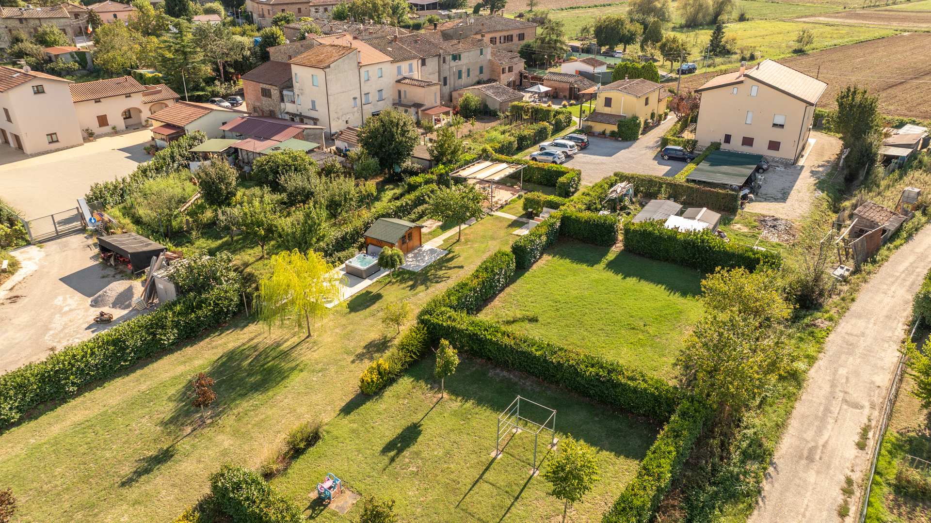 Giardino e facciata di Borgo Terrosi a Sinalunga