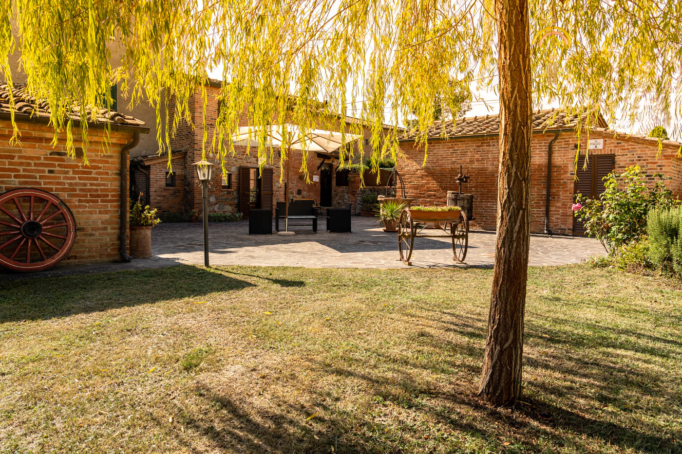 Giardino e facciata di Borgo Terrosi a Sinalunga